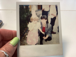 Photo Couleur Snapshot 1970  Polaroïd Femme, Avec Petite Fille, Bouclettes, Blonde, Déguisé La Main Dans La Bouche Dans - Anonieme Personen