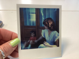 Photo Couleur Snapshot 1970 Femme, Jeune Fille, Bouclée, Tête Tournée Vers Un Garçon Assis Contre Une Fenêtre Polaroïd - Anonieme Personen