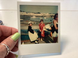 Photo Couleur Snapshot 1970 Polaroïd, Femme Avec Enfants, Assis Sur Un Bateau Fille, Déguisé, Femme Qui Marche, Mer Pl - Anonieme Personen