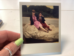 Photo Couleur Snapshot 1970 Polaroïd, Deux Femmes Qui Se Tiennent Par Le Cou, Allongé, Assis Sur Un Rocher, Grosse Pierr - Anonieme Personen