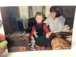 Photo Couleur Snapshot 1980 Femme, Qui Sourit, Assis Sur Un Canapé, Petite Fille, Debout, Bouclée Bugs Bunny à La Main - Anonieme Personen