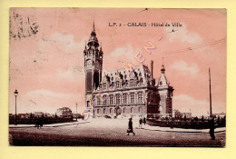 62. CALAIS – Hôtel De Ville (animée) (voir Scan Recto/verso) - Calais