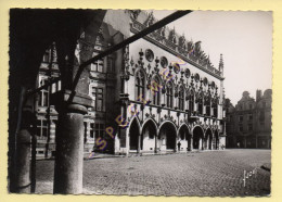 62. ARRAS – Façade De L'Hôtel De Ville (animée) CPSM (voir Scan Recto/verso) - Arras