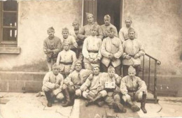 A Identifier. Cpa Photo D'un Groupe De Bidasses Contigent Du Mois D'aout De 1907, Photographie  J Bissey à Belfort - A Identifier