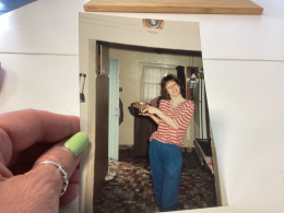 Photo Couleur Snapshot 1990 Femme Dans La Cuisine Avec Un Plat à La Main Elle Marche Frigo Porte Carrelage - Anonyme Personen