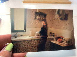 Photo Couleur Snapshot 1990 Femme De Profil, Qui Sourit En Train De Préparer à Manger Sur Le Lavabo Casserole Cuisine - Persone Anonimi