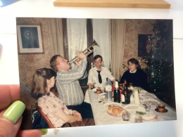 Photo Couleur Snapshot 1980 Homme Femme à Table, En Train De Manger, Homme En Train De Jouer, De La Trompette, Instrumen - Persone Anonimi