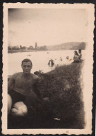 Jolie Photographie D'un Homme En Maillot De Bain Torse Nu Half Naked Man Sexy Muscle Bord D'un Lac 6,1x8,7cm - Orte