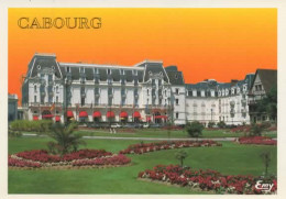 CABOURG, LES JARDINS DU CASINO ET LE GRAND HOTEL COULEUR  REF 16088 - Cabourg