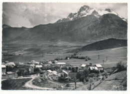 CPSM Dentelée 10.5 X 15 Isère LA MURE Un Des Faubourg De La Ville. Au Fond L'Obiou (2793 M.) - La Mure