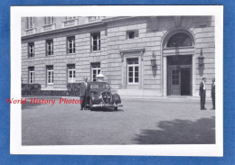 Photo Ancienne Snapshot - PARIS - Chancery Office Building - US Ambassy - Peugeot ? Automobile Auto - USA Architecture - Automobile
