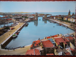 17 - LA ROCHELLE - Vue Aérienne Du Port. A Droite, La Tour De La Lanterne. (CPSM) - La Rochelle