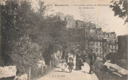 PARIS - Les Jardins Publics De Montmartre, En Promenade. - District 18