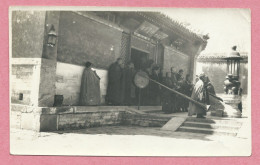 CHINA - Photo - Meili Photographic Studio - PEKING - LAMA TEMLE - LAMA GO ON SERVICE - 2 Scans - China