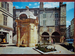 17 - LA ROCHELLE - Place Du Pilorit Fontaine 1713 - Puits De Monsieur Lorit. (Pharmacie Centrale) - La Rochelle