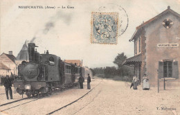 NEUFCHATEL (Aisne) - La Gare Avec Train - Locomotive (GROS PLAN) - Tirage Couleurs - Voyagé 1907 (2 Scans) - Altri & Non Classificati