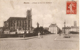 Mantes - L'Entrée Du Pont Et La Cathédrale - Mantes La Jolie