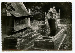 DAOULAS - La Fontaine Sacrée De 1550 Avec Ses Bancs De Pierre - Daoulas