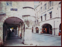 17 - LA ROCHELLE - Rue Du Palais. (Arcades / Mobylettes /Salon De Coiffure) - La Rochelle