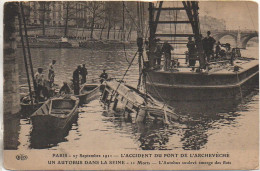 75 PARIS  Accident Du Pont De L'Archevéché - Un Autobus Dans La Seine 11 Morts - L'autobus Soulevé émerge Des Flots - Transporte Público