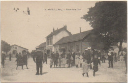 18 AVORD  Place De La Gare Et Gare (très Animée) - Stations - Zonder Treinen