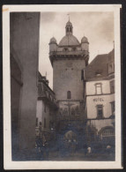 Jolie Photographie De Famille Devant La Tour Neuve De Sélestat, Hôtel, Bas Rhin, Grand Est, 6,3 X 8,9 Cm - Places