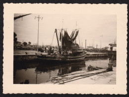 Jolie Photographie De Famille Dans Le Port De Viareggio, Toscane, Italie 1954 Bateaux De Pêche, 10,1 X 7,3 Cm - Places