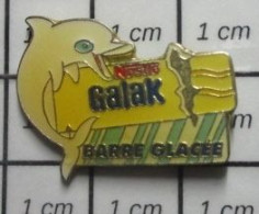 1922  Pin's Pins / Beau Et Rare / ANIMAUX / DAUPHIN BLANC BELOUGA GALAK CHOCOLAT BLANC SANS CACAO - Alimentation