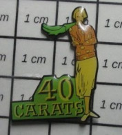 1922 Pin's Pins / Beau Et Rare / MARQUES / 40 CARATS FEMME LES BRAS CROISES C'est Pour ça Qu'elle Gagne Moins !! - Marques