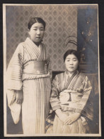 Jolie Photographie De Deux Japonaises Posant En Tenue Traditionnelle Kimono Portrait JAPON JAPAN 7,5 X 10 Cm - Places