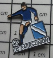 2222 Pin's Pins / Beau Et Rare / SPORTS / CLUB FOOTBALL US SARRE-UNION Pas SARRE-DINALUILE - Voetbal