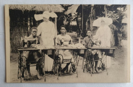 RARE CARTE POSTALE CPA CONGO BELGE MISSION DES FILLES DE LA CHARITE A NSONA MBATA LA LECON DE COUTURE SINGER GROS PLAN - Belgisch-Congo