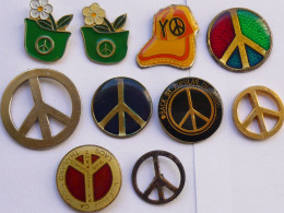10 Pin S LOVE AND PEACE Different - Autres & Non Classés