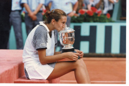 PHOTO ORIGINALE TENNIS IVA MAJOLI  FINALISTE A ROLAND GARROS EN 1997 SIPA PRESS - Sporten