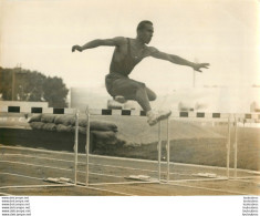 ATHLETISME CHAMPIONNAT DE FRANCE 1962  VAN PRAAGH GAGNE LE 400M HAIES  PHOTO KEYSTONE FORMAT 24 X 18 CM - Sport