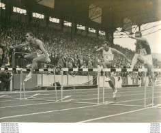 ATHLETISME FRANCE - RUSSIE A COLOMBES 09/1963 LA FRANCE GAGNE LE 400M HAIES PHOTO KEYSTONE FORMAT 24 X 18 CM - Deportes