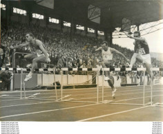 ATHLETISME FRANCE RUSSIE 09/1963  DOUBLE FRANCAIS SUR 400 METRES HAIES  PHOTO KEYSTONE 24 X 18 CM - Sport