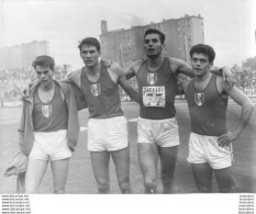 ATHLETISME FRANCE RUSSIE 1963 FRANCAIS VAINQUEURS DU 4 X 400 METRES PHOTO KEYSTONE 24 X 18 CM - Deportes