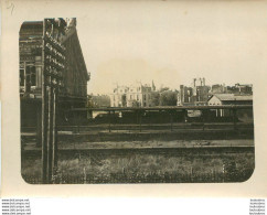 ARRAS ECLATEMENT D'UN 210 SUR LE CHATEAU FACE A LA GARE  07/1915 PHOTO ORIGINALE 12 X 9 CM - Guerre, Militaire