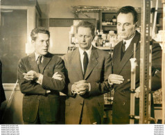 TROIS PROFESSEURS FRANCAIS OBTIENNENT LE PRIX NOBEL DE MEDECINE PHOTO KEYSTONE 24 X 18 CM - Beroemde Personen