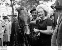 STEEPLE CHASE DE PARIS 06/1962 MANDARIN VAINQUEUR MONTE PAR WINTER  ICI LA PROPRIETAIRE PHOTO KEYSTONE 24 X 18 CM - Sporten