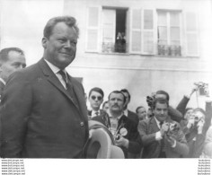 SAINT DIZIER 04/1963 RENCONTRE DE WILLY BRANDT ET DE GAULLE   PHOTO KEYSTONE 24 X 18 CM - Célébrités