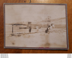 PHOTO SUR CARTON BORD DE MER  DEFENSE DE TOUCHER AUX BATEAUX FORMAT 12 X 8 CM - Ancianas (antes De 1900)