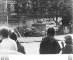 PRAGUE OCCUPATION SOVIETIQUE  UN TANK SOVIETIQUE DANS UNE RUE DE PRAGUE 08/1969 PHOTO KEYSTONE FORMAT 24 X 18 CM - Guerre, Militaire