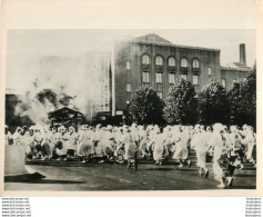 TOKYO LES GEISHAS S'EXERCENT A ETEINDRE UN INCENDIE ET COMBATTRE LE GAZ  PHOTO KEYSTONE 24 X 18 CM - Places