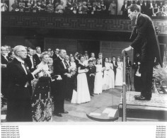 PRIX NOBEL DE MEDECINE 1965 JACQUES MONOD DEVANT  LE ROI GUSTAV-ADOLF DE SUEDE PHOTO KEYSTONE  24 X 18 CM - Famous People