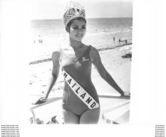 MISS UNIVERS APASRA HONGSAKULA MISS THAILAND  1965 PLAGE DE MIAMI PHOTO KEYSTONE FORMAT 24 X 18 CM - Other & Unclassified