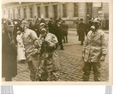 MANOEUVRES DE DEFENSE PASSIVE A  PRAGUE PHOTO KEYSTONE FORMAT 24 X 18 CM - Krieg, Militär