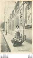 LES PETITS METIERS PARISIENS LA BOUQUETIERE   PUBLICITE GRANDS MAGASINS AUX BUTTES CHAUMONT - Straßenhandel Und Kleingewerbe