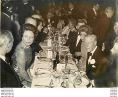 LES WINDSOR A LA PREMIERE DE GALA DU LIDO   PHOTO KEYSTONE  24 X 18 CM - Famous People